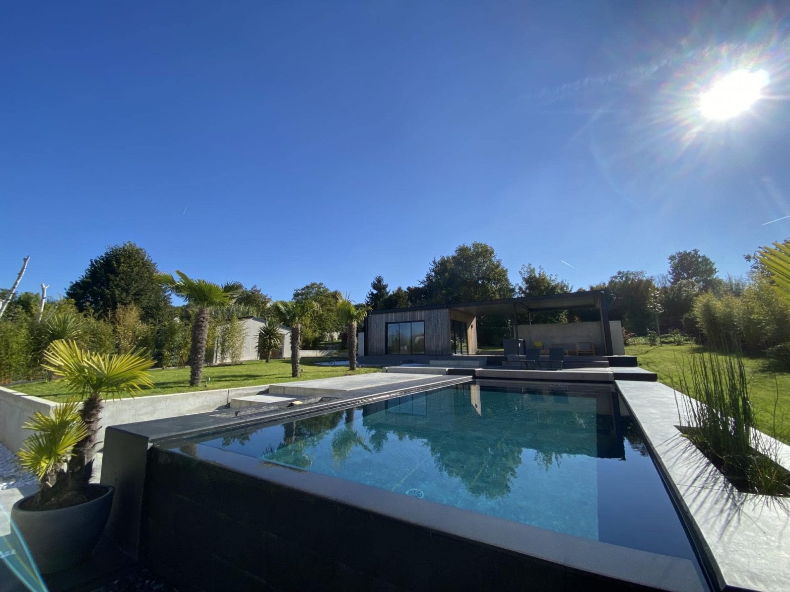 Jardin contemporain avec piscine & pool house